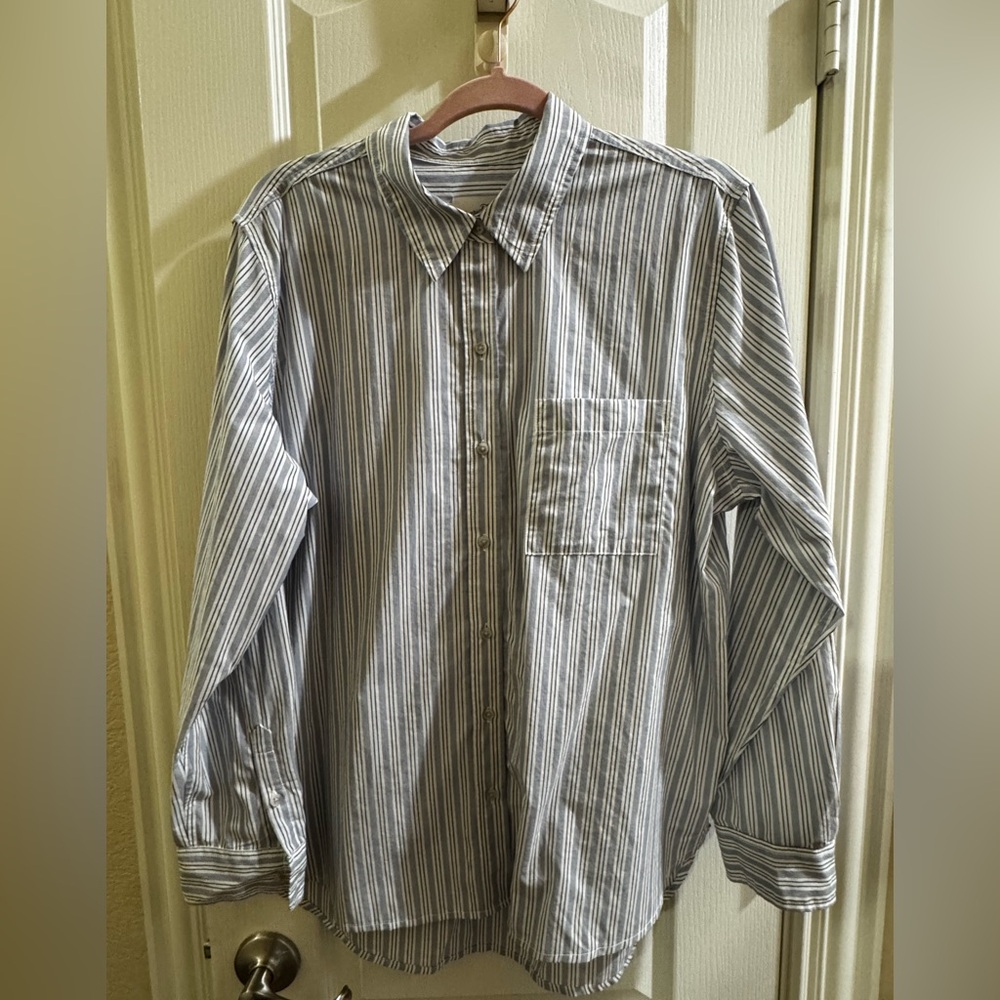Universal Thread Women’s Blue and White Striped Shirt